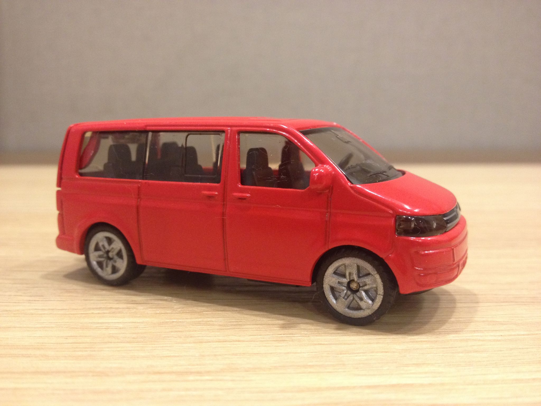 Машинка металлическая VW Multivan, 1:55  